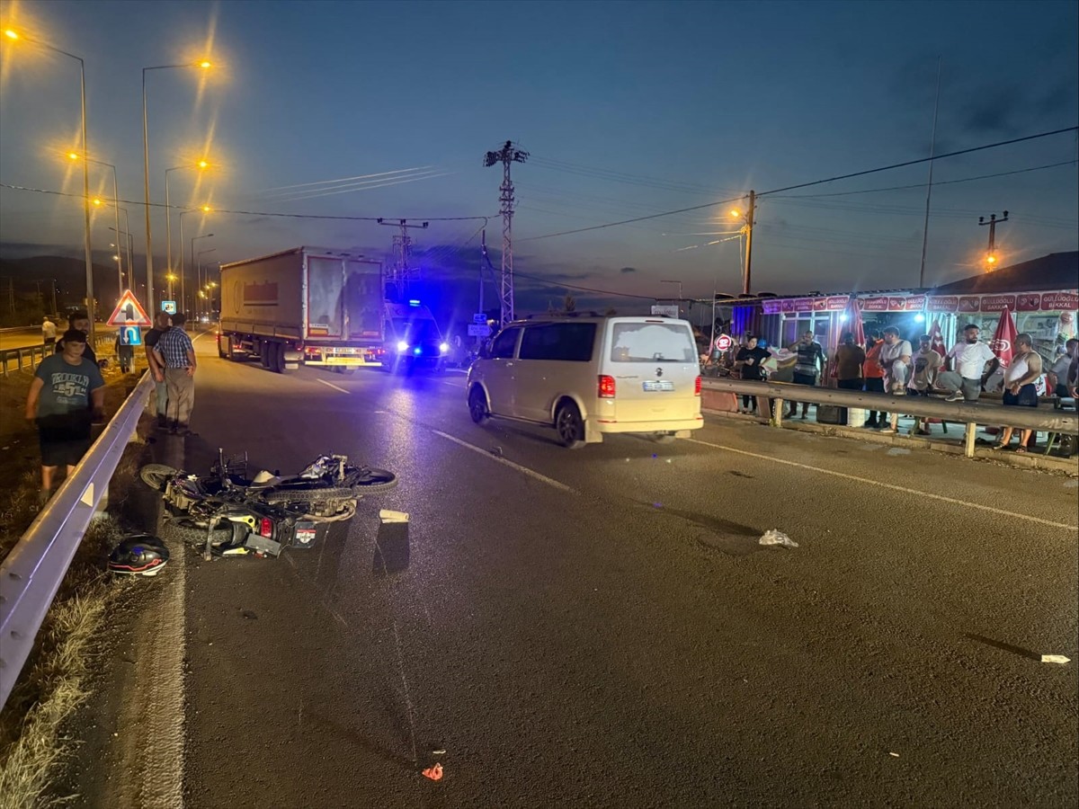 Samsun'un Alaçam ilçesinde, motosiklet ile elektrikli bisikletin çarpıştığı kazada 2 kişi...