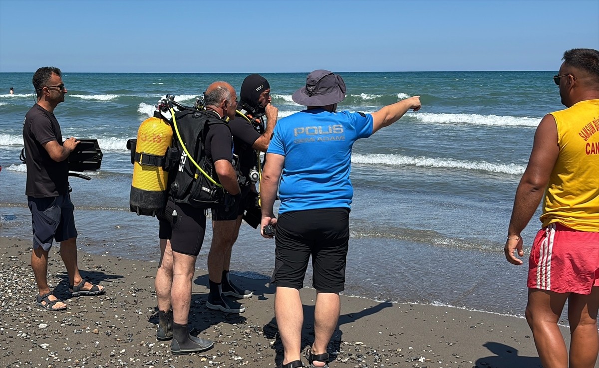 Samsun'un Atakum ilçesinde denize giren 2 gençten 1'i boğuldu, suda kaybolan diğer genç aranıyor....
