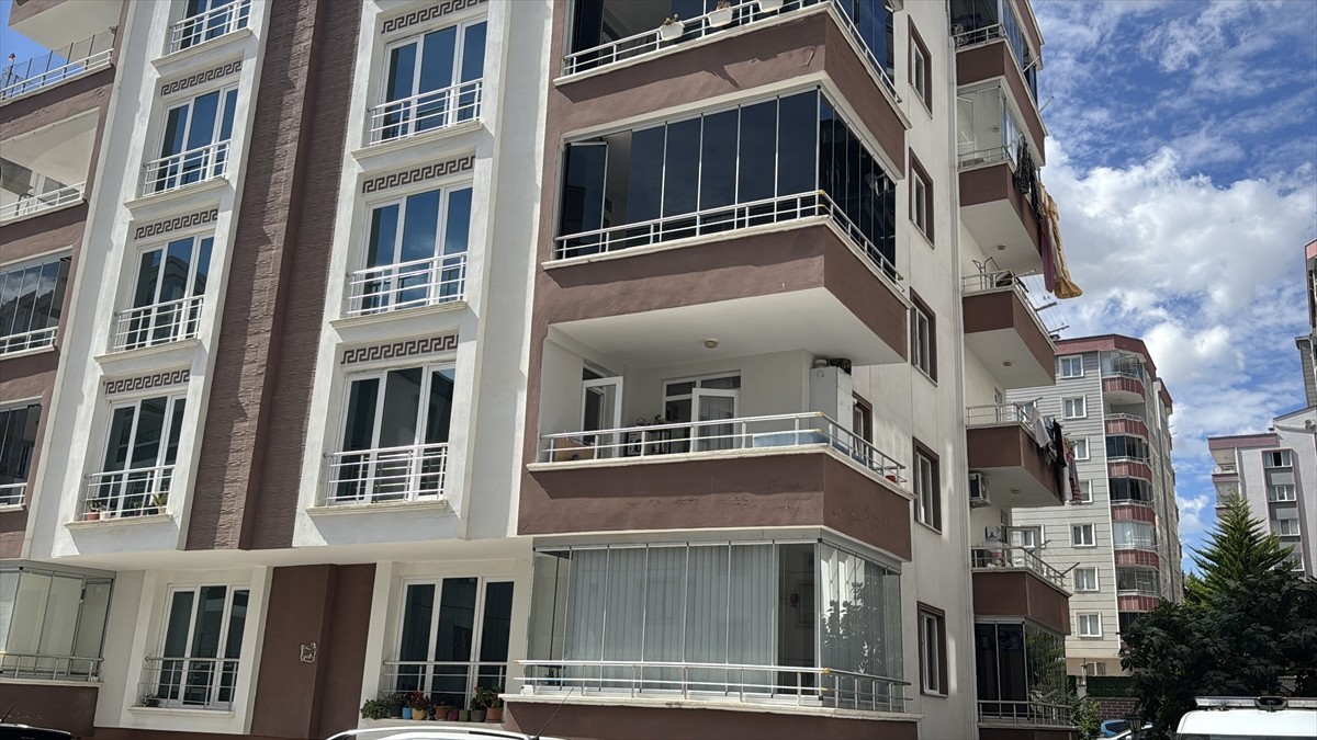 Samsun'un Atakum ilçesinde perde takarken 3. kattan düşen genç kız yaralandı.