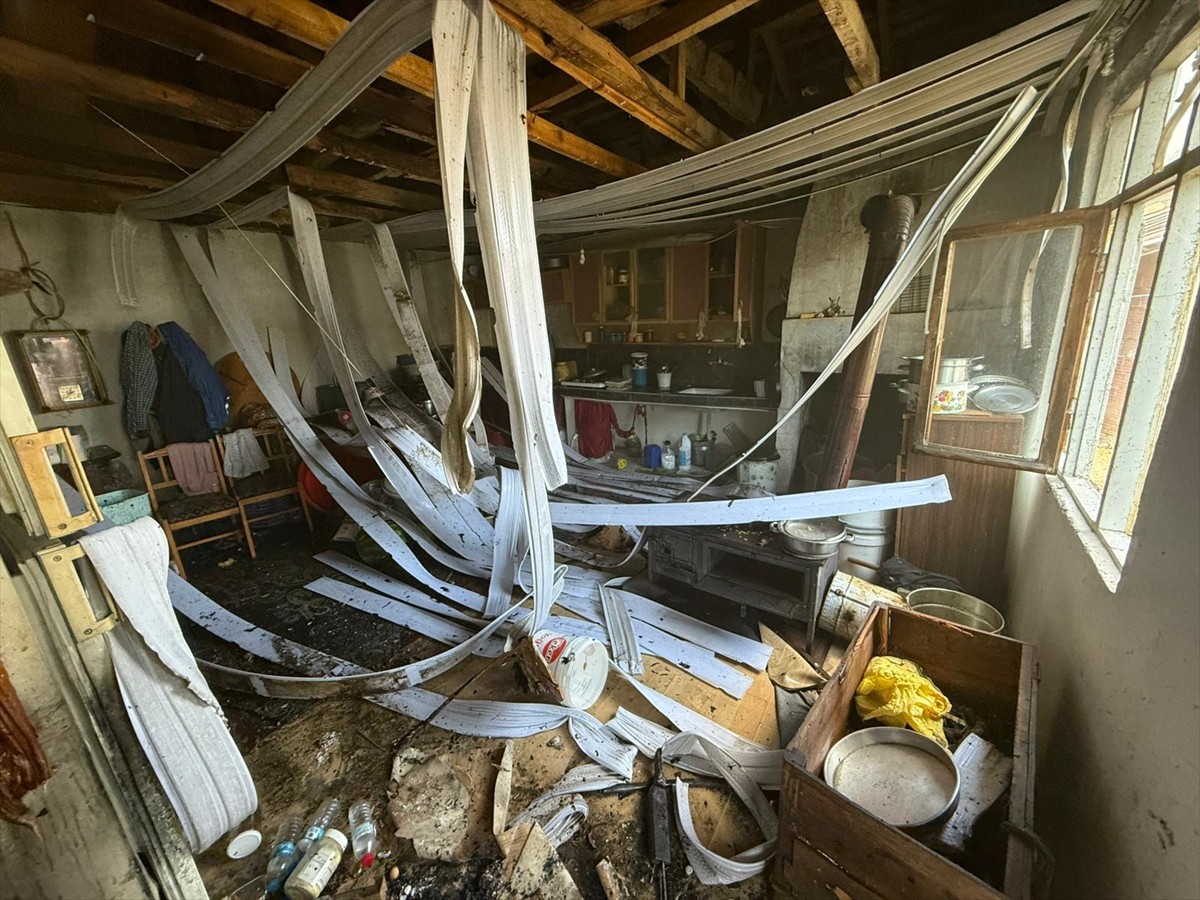 Samsun'un Bafra ilçesinde evin deposunda tüp patladı, 3 kişi hastaneye kaldırıldı.