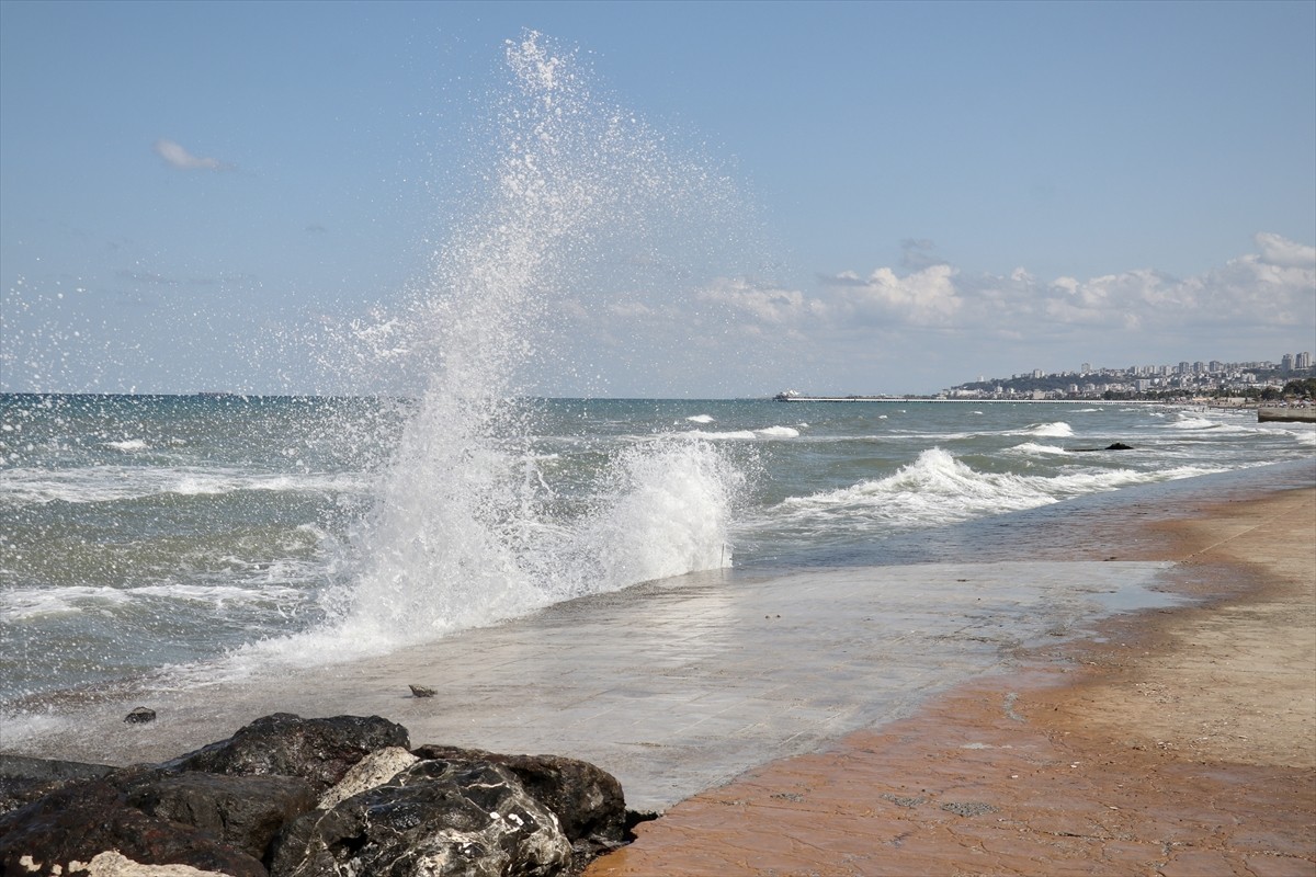 Samsun Valiliği, Karadeniz'de olumsuz hava şartları nedeniyle bugün ve yarın denize girilmemesi...