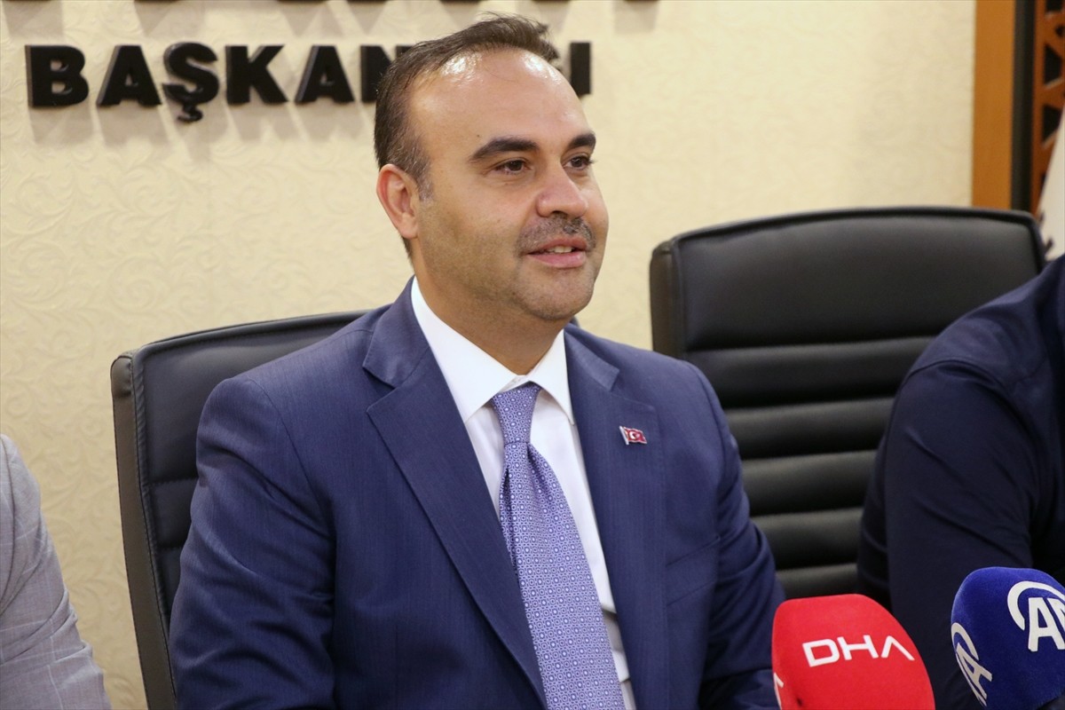 Sanayi ve Teknoloji Bakanı Mehmet Fatih Kacır, AK Parti Rize İl Başkanlığını ziyaret etti. Bakan...