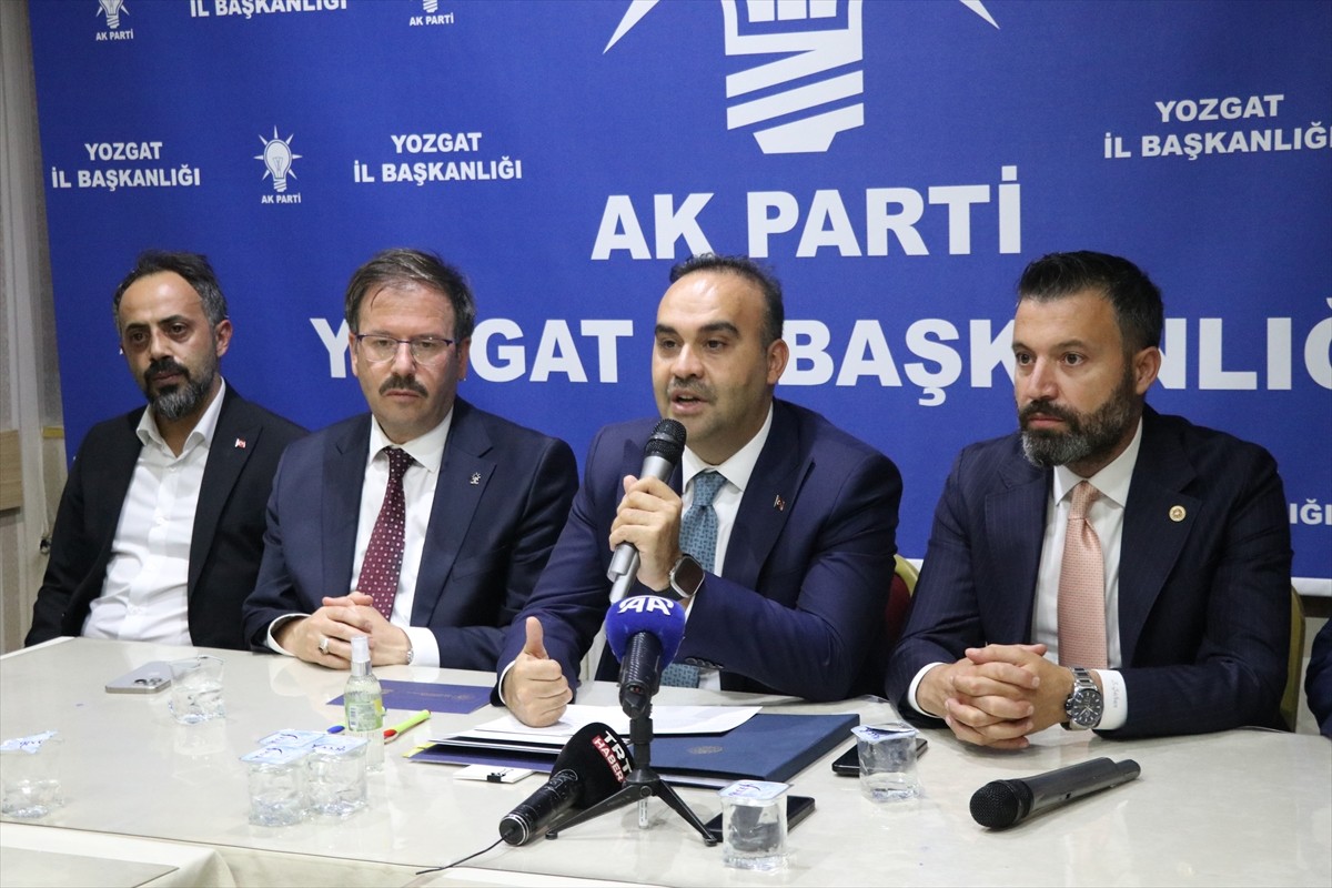 Sanayi ve Teknoloji Bakanı Mehmet Fatih Kacır, AK Parti Yozgat İl Başkanlığını ziyaret ederek...