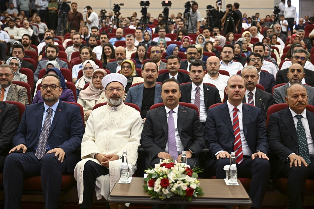 Sanayi ve Teknoloji Bakanı Mehmet Fatih Kacır (ortada), Diyanet İşleri Başkanlığı tarafından...