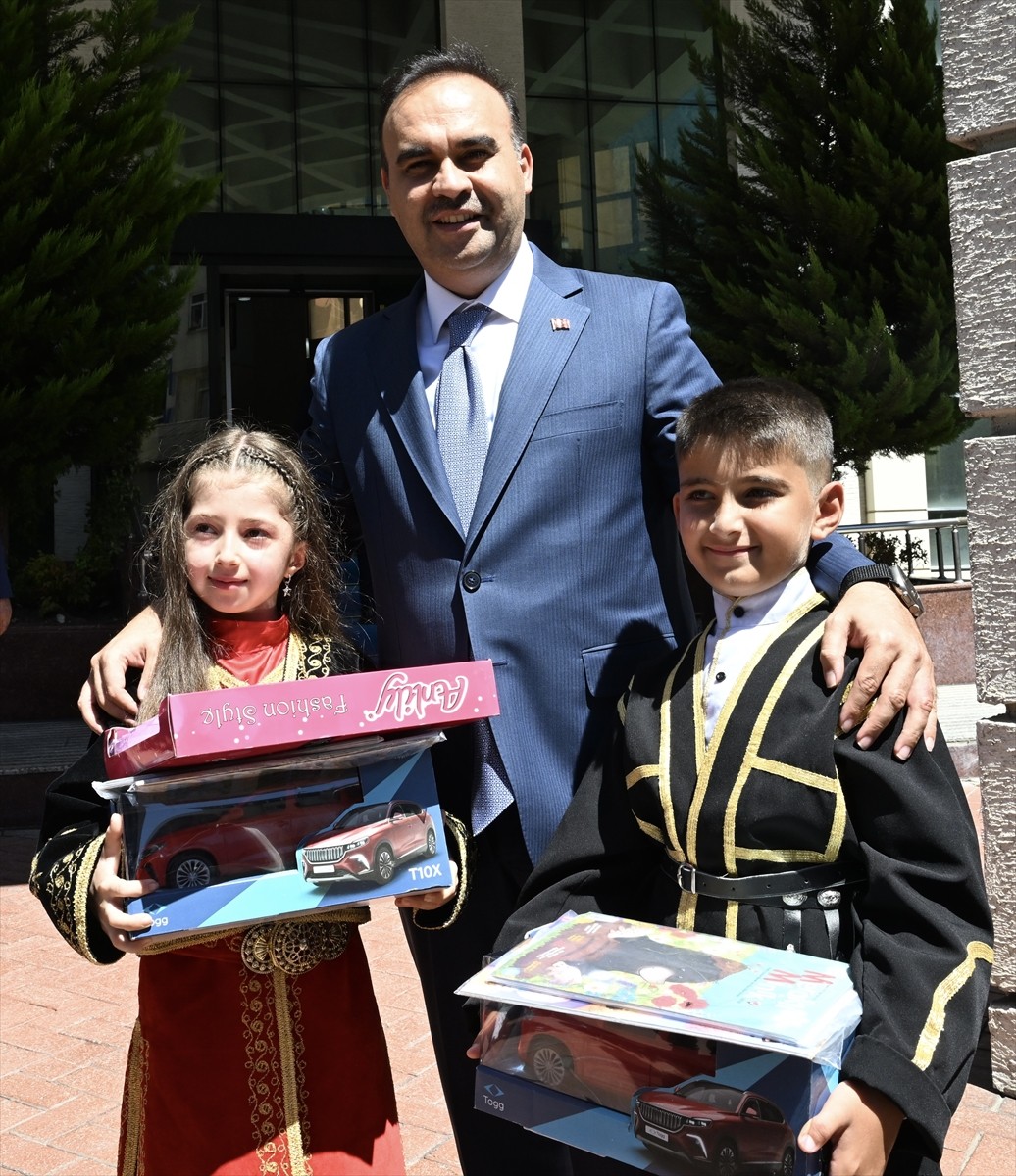 Sanayi ve Teknoloji Bakanı Mehmet Fatih Kacır (solda), çeşitli programlara katılmak üzere geldiği...