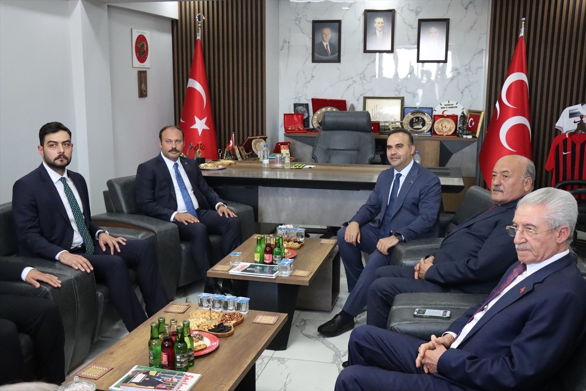 Sanayi ve Teknoloji Bakanı Mehmet Fatih Kacır (solda), Erzincan Belediye Başkanı Bekir Aksun'u...