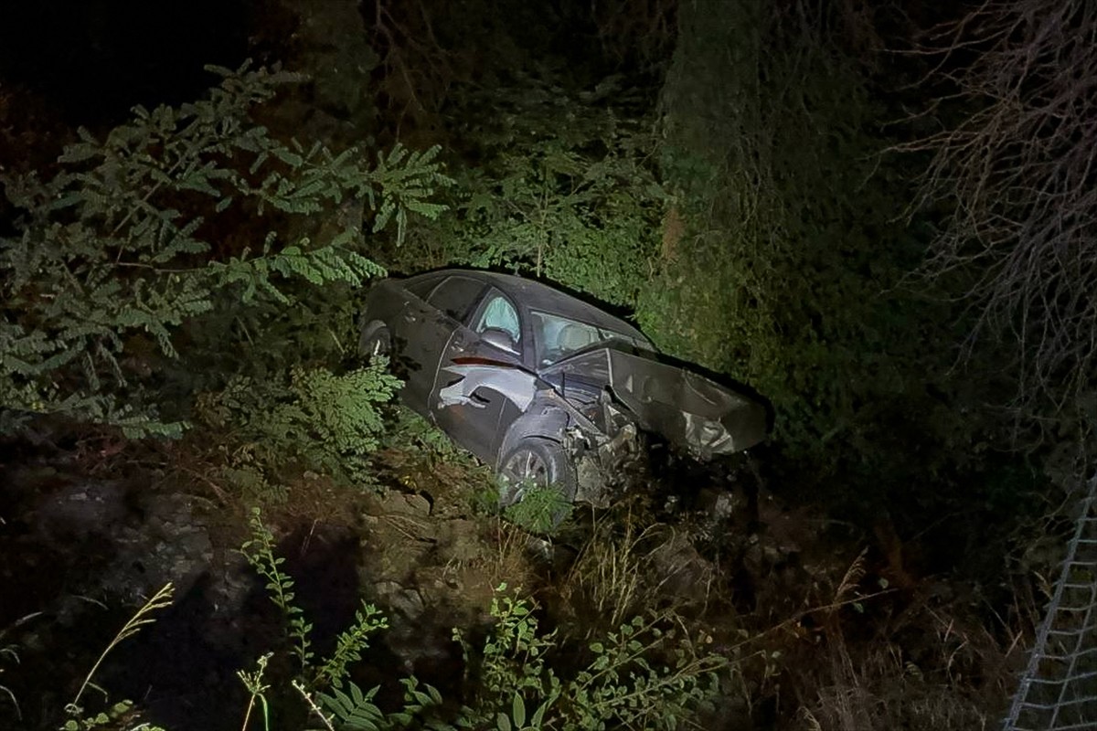 Sarıyer'de çarpışan iki otomobilin yoldan çıkıp ormanlık alana düşmesi sonucu 3 kişi...