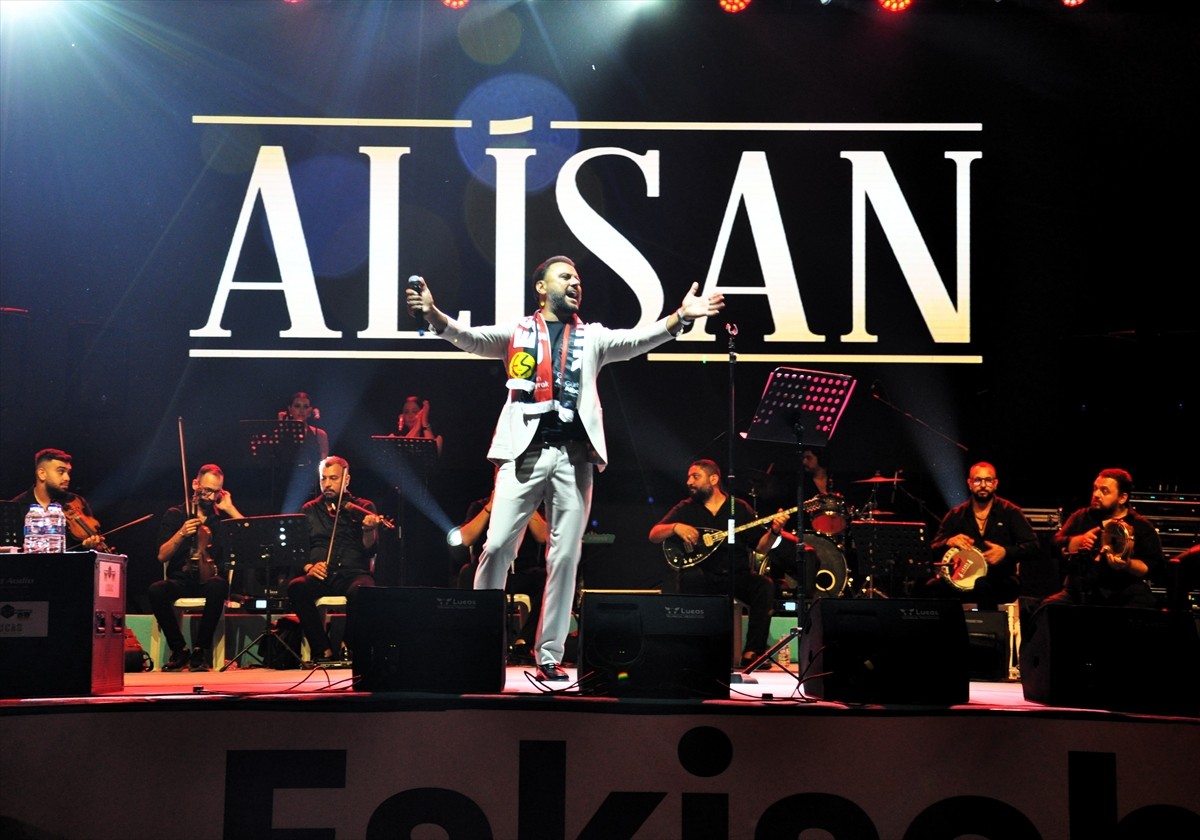Şarkıcı Alişan, Eskişehir'in kurtuluşunun 103. yılı dolayısıyla konser verdi. AK Parti Eskişehir...