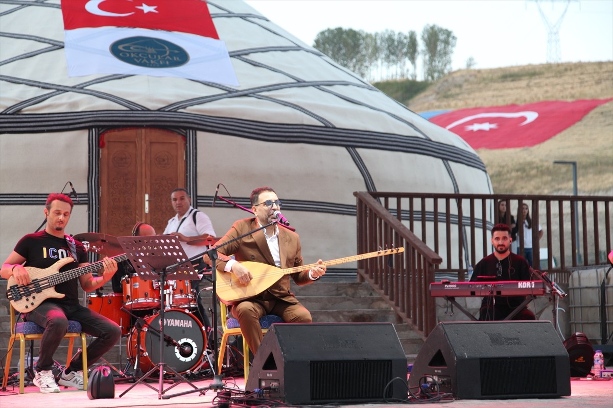 Şarkıcı İsmail Altunsaray, Malazgirt Zaferi'nin 954. yıl dönümü etkinlikleri kapsamında Bitlis'in...