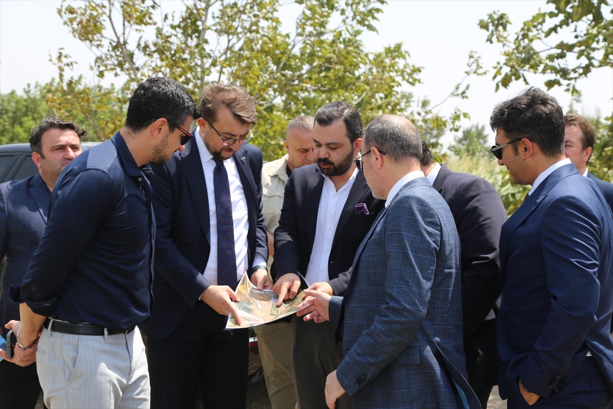 Savunma Sanayii Başkan Yardımcısı Gökhan Uçar (sağ 3), Türk Havacılık ve Uzay Sanayii'nin (TUSAŞ)...