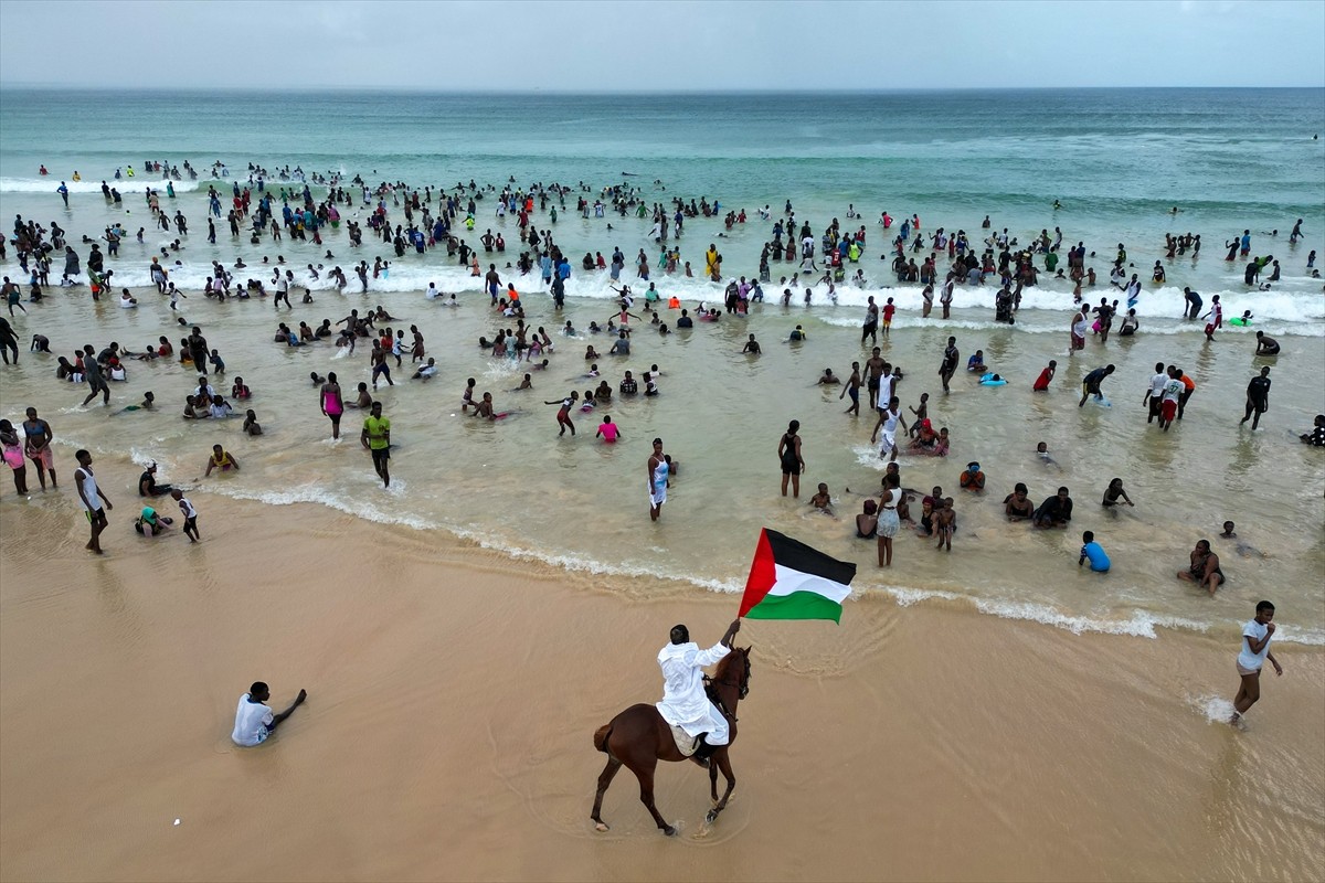 Senegal'in başkenti Dakar'da performans sanatçısı Thierno Gueye, sahilde at üzerinde Gazze'ye...