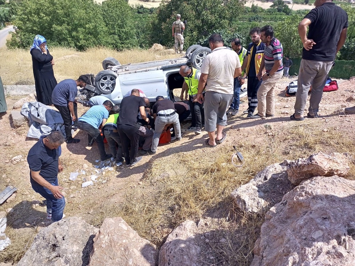 Siirt'in Eruh ilçesinde şarampole devrilen hafif ticari araçta 4'ü ağır 7 kişi yaralandı. 