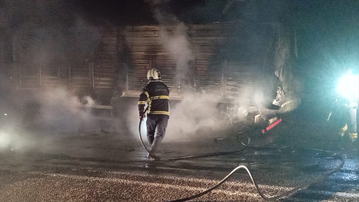 Siirt'te seyir halindeki buğday yüklü tır alev alev yandı. Ekiplerin çalışmasıyla söndürülen...