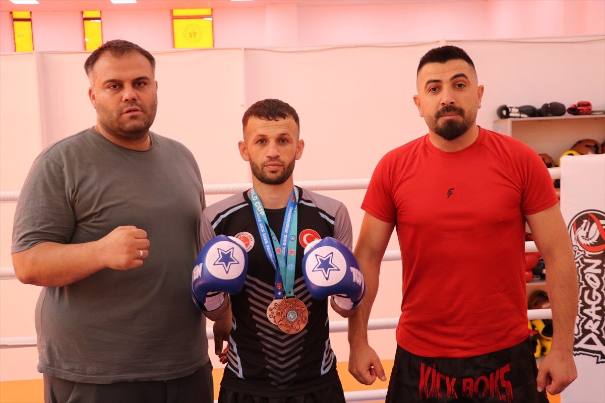 Siirt'te yaşayan 25 yaşındaki Muharrem Solgun (fotoğrafta), boksta istediği başarıyı...
