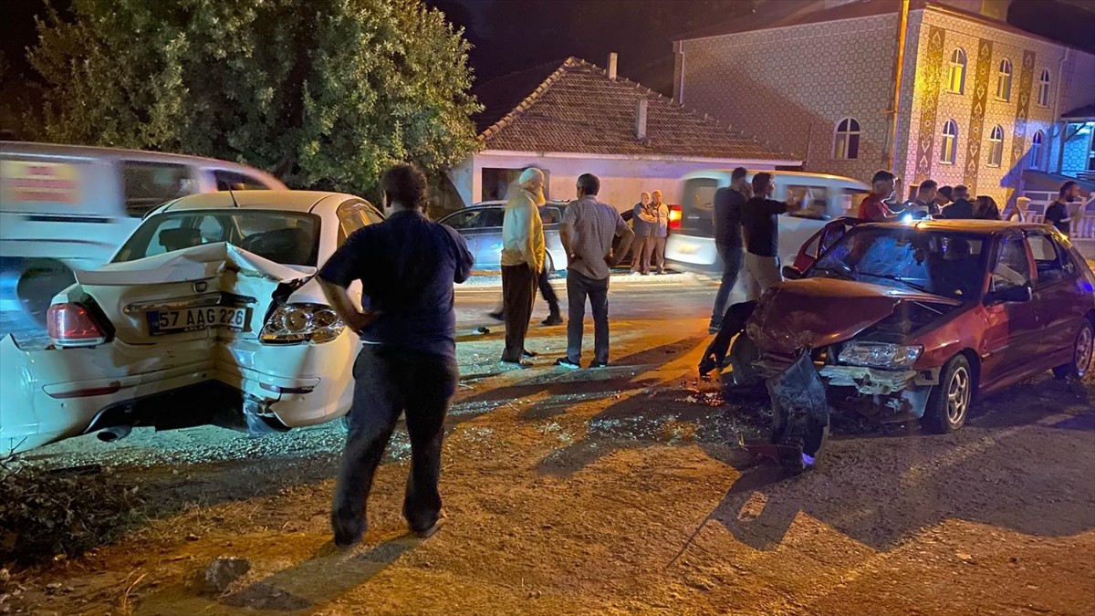 Sinop'un Türkeli ilçesinde iki otomobilin çarpışması sonucu 8 kişi yaralandı.