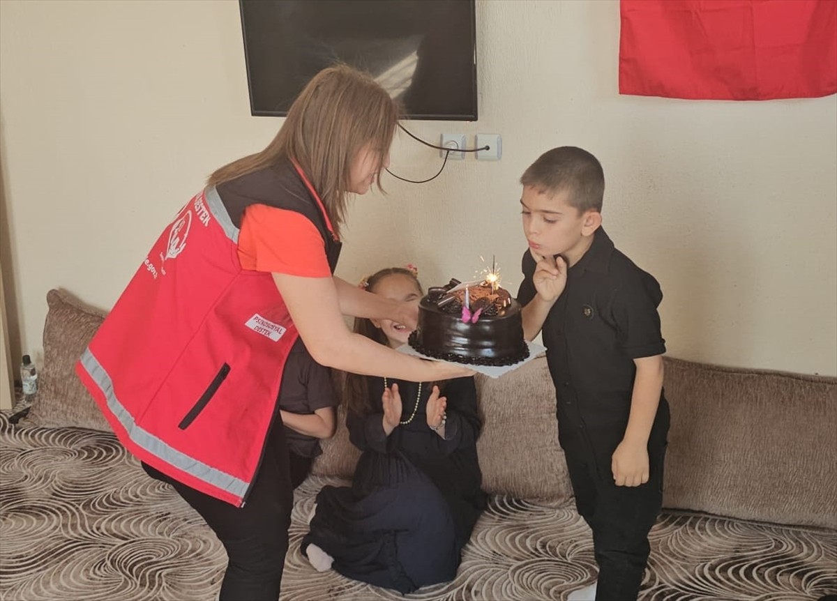 Şırnak'ta, Aile ve Sosyal Hizmetler İl Müdürlüğü, şehit güvenlik korucusunun oğlunun doğum gününü...