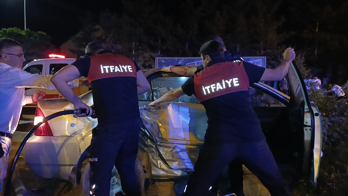 Sivas'ın Şarkışla ilçesinde iki otomobilin çarpışması sonucu 8 kişi yaralandı. Araçta sıkışan...