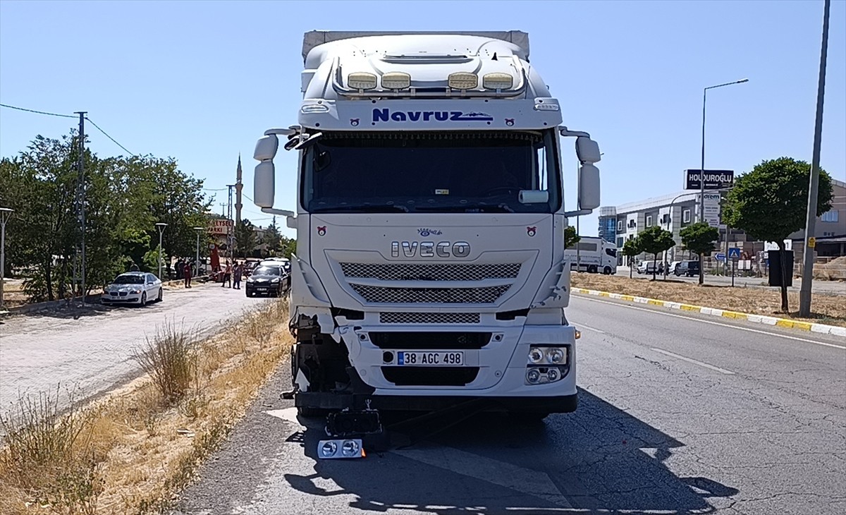 Sivas'ın Şarkışla ilçesinde tırla çarpışan elektrikli motosikletin sürücüsü hayatını...