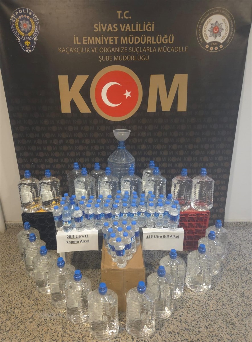 Sivas'ta polis ekiplerince 163,5 litre sahte içki ele geçirildi, 2 şüpheli gözaltına alındı.