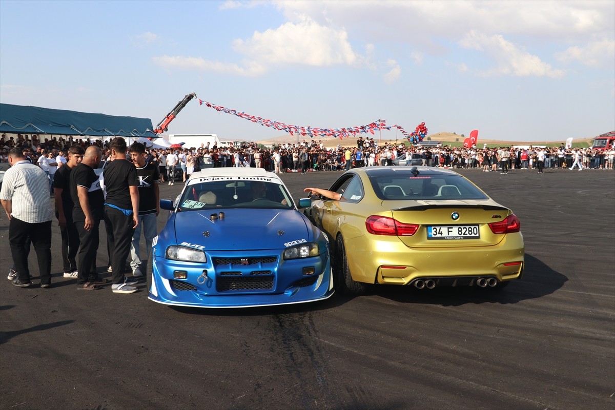 Sivas Belediyesince drift tutkunları için hazırlanan özel pistin açılışı gerçekleştirildi....