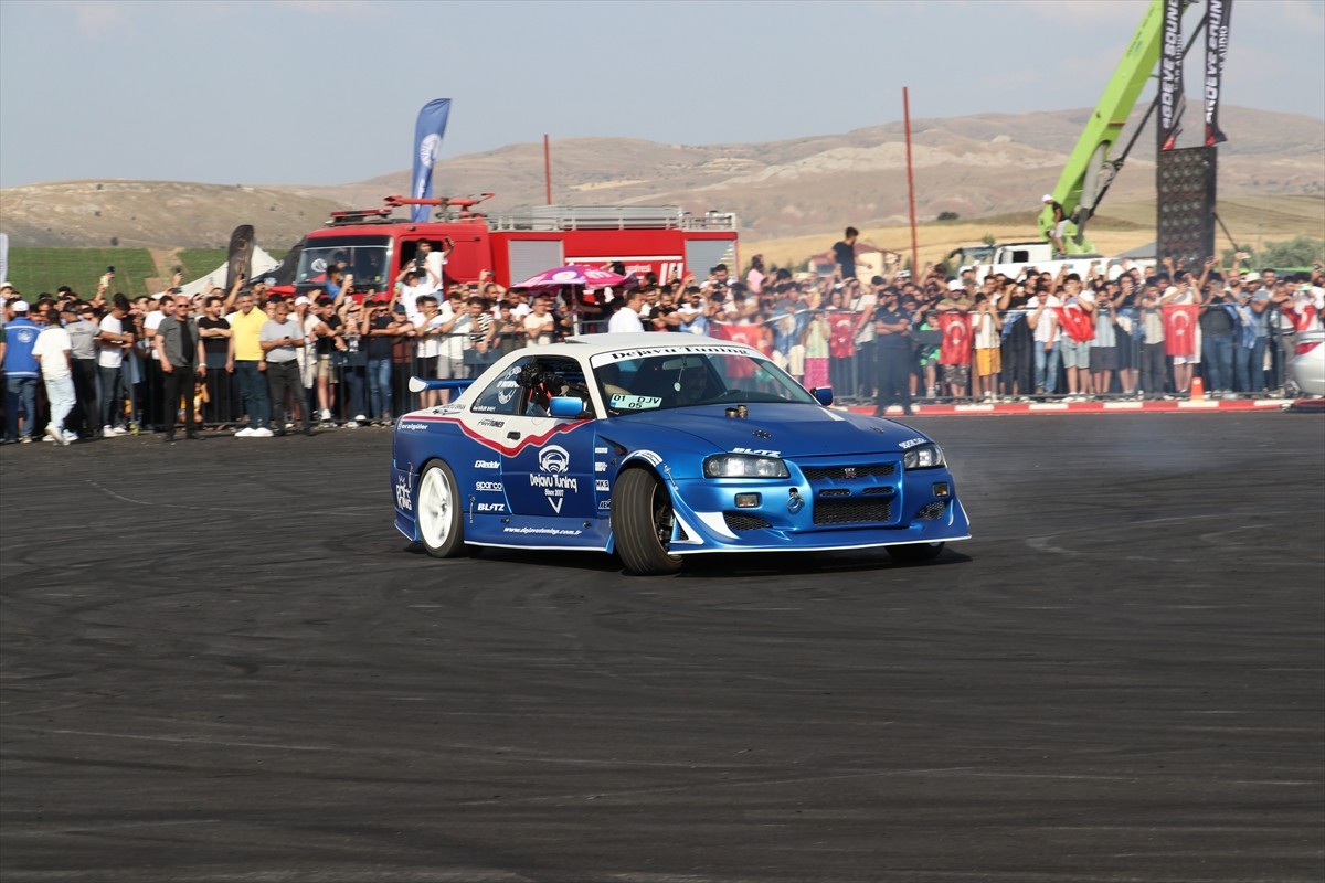 Sivas Belediyesince drift tutkunları için hazırlanan özel pistin açılışı gerçekleştirildi....