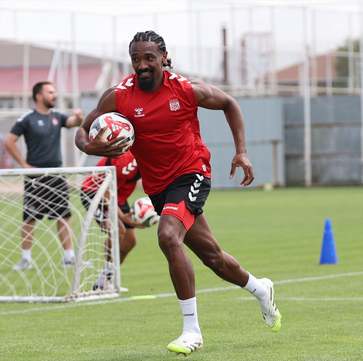 Sivasspor, Trendyol 1. Lig'in ilk haftasında deplasmanda Erzurumspor FK ile yapacağı maçın...