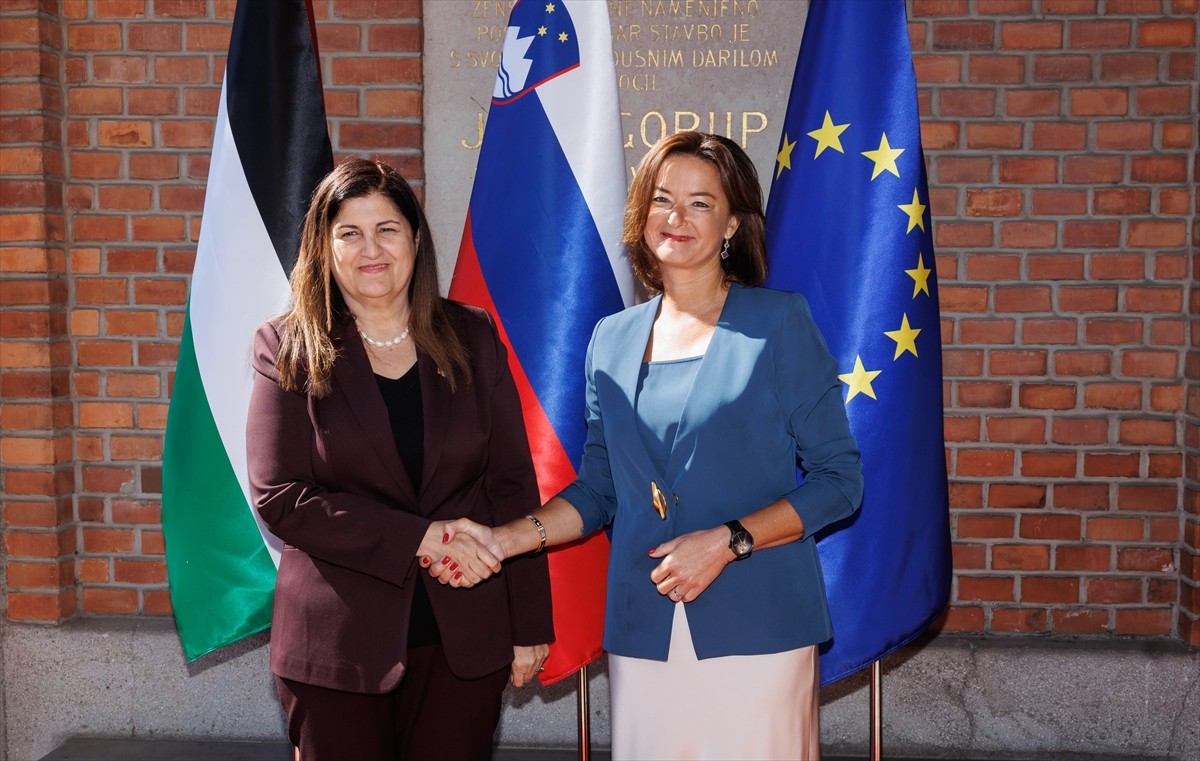 Slovenya Dışişleri Bakanı Tanja Fajon (sağda), başkent Lübliyana'ya resmi ziyaret gerçekleştiren...