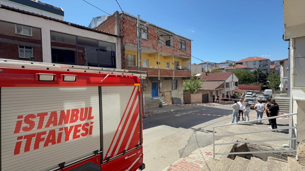 Sultanbeyli'de 3 katlı bina, çökme riski bulunduğu gerekçesiyle tedbiren boşaltıldı.