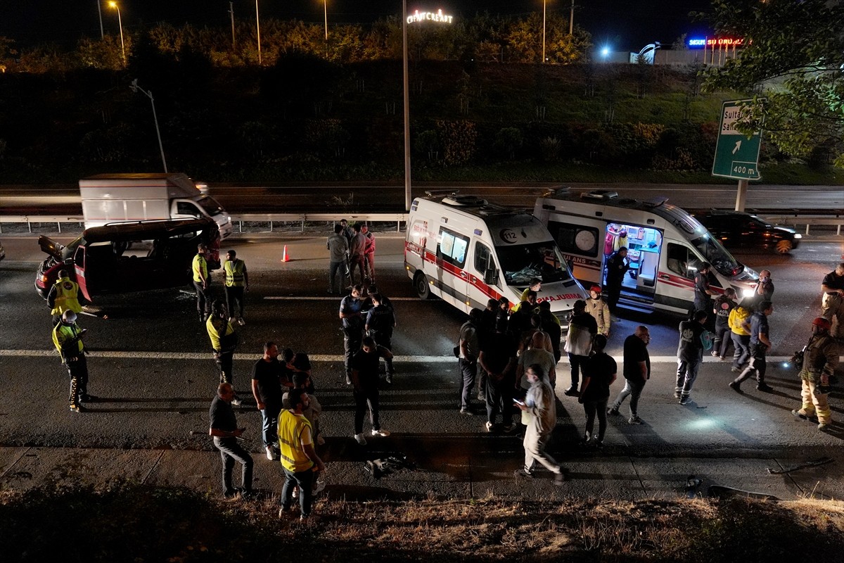 Sultanbeyli'de iki minibüsün çarpışması sonucu aralarında turistlerin de bulunduğu 9 kişi...