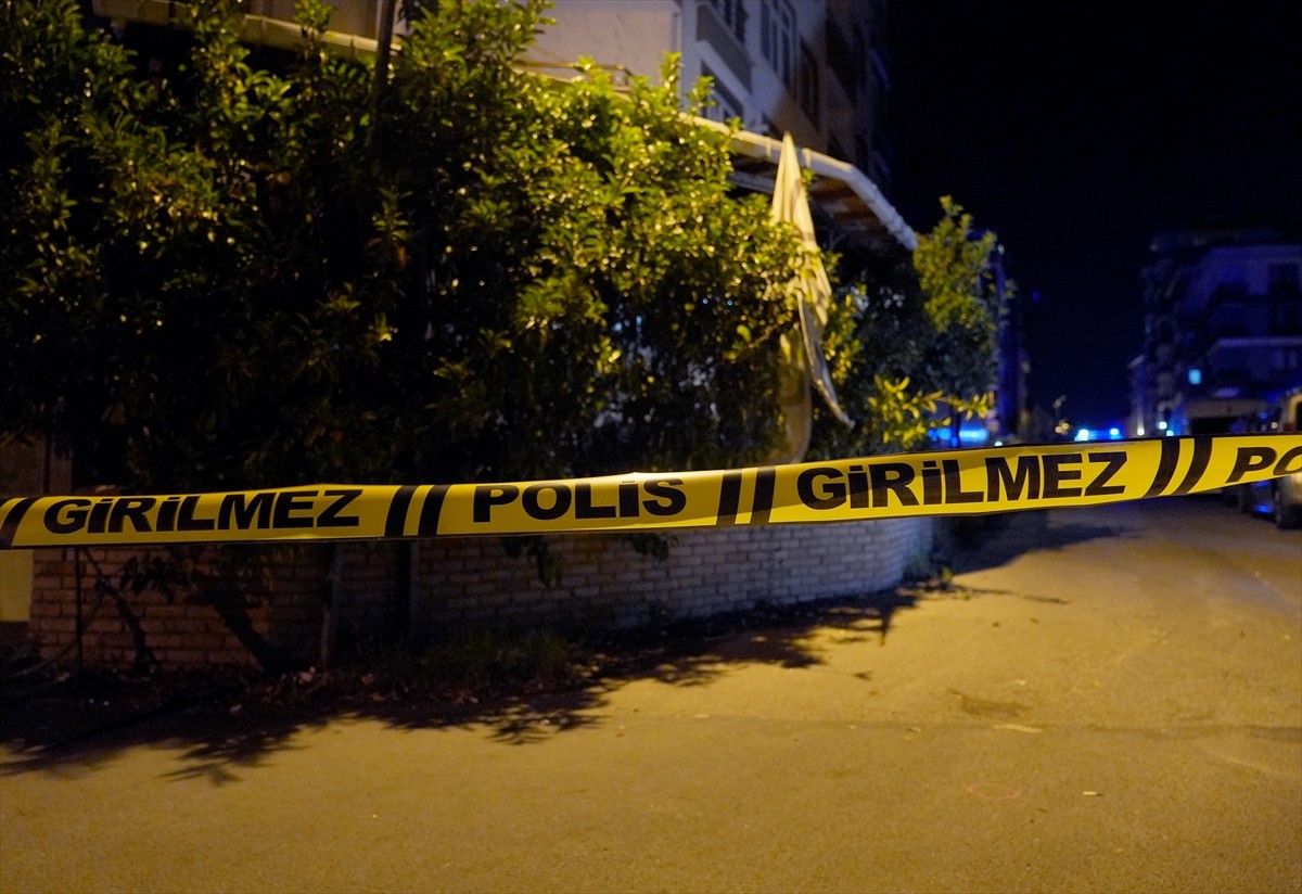 Sultanbeyli'de yaşanan silahlı çatışmada bazı ev ve arabalara kurşun isabet etti.