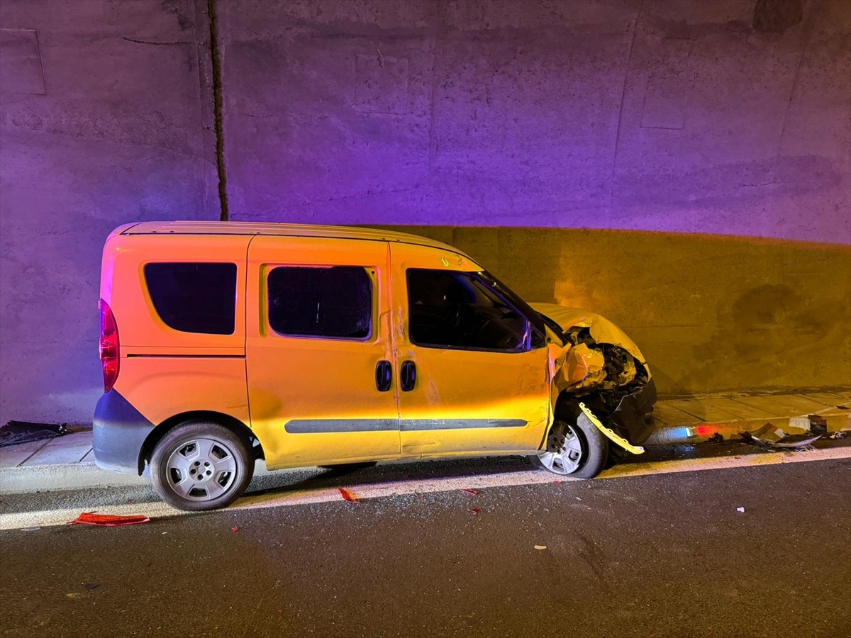 Sultangazi Cebeci Tüneli'nde 10 aracın karıştığı zincirleme trafik kazasında 4 kişi yaralandı....