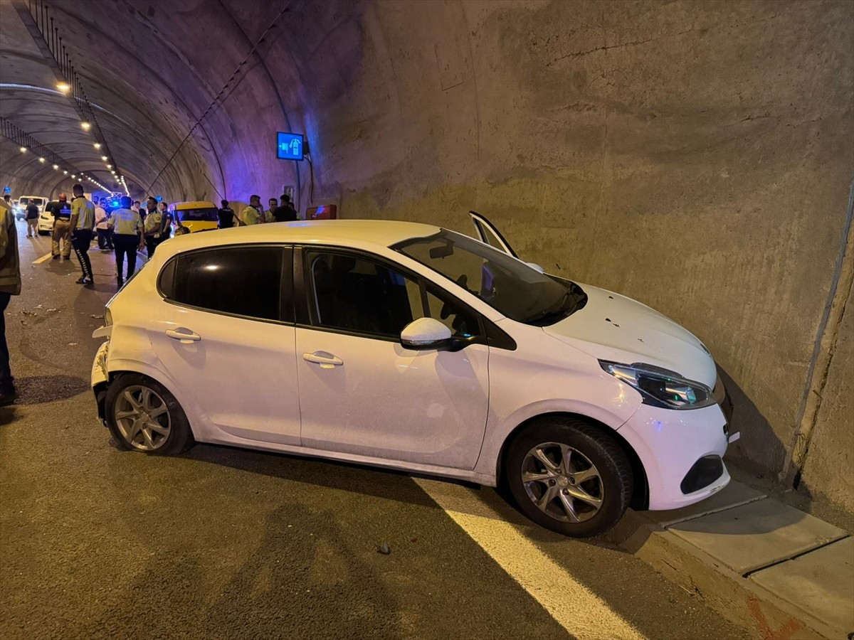 Sultangazi Cebeci Tüneli'nde 10 aracın karıştığı zincirleme trafik kazasında 4 kişi yaralandı....