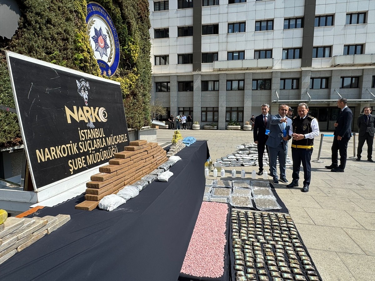 Şüphelilerin adreslerinde yapılan aramalarda, 159 kilo 800 gram skunk, 41 kilo 880 gram...