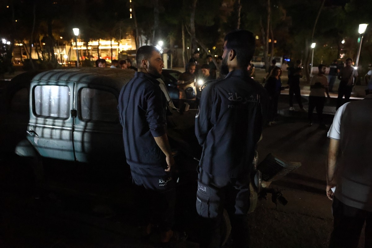 Suriye’nin başkenti Şam’da bir araçta meydana gelen patlamada can kaybı yaşanmazken, çevrede hasar...