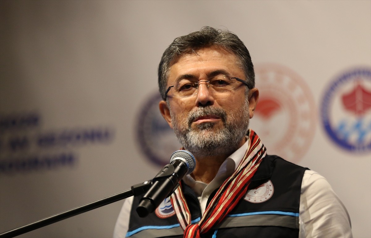 Tarım ve Orman Bakanı İbrahim Yumaklı, Çarşıbaşı ilçesindeki Yoroz Balıkçı Barınağı'nda düzenlenen...