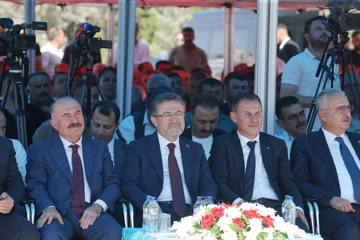 Tarım ve Orman Bakanı İbrahim Yumaklı, Çorum Damızlık Sığır Yetiştiricileri Birliğinin yeni hizmet...