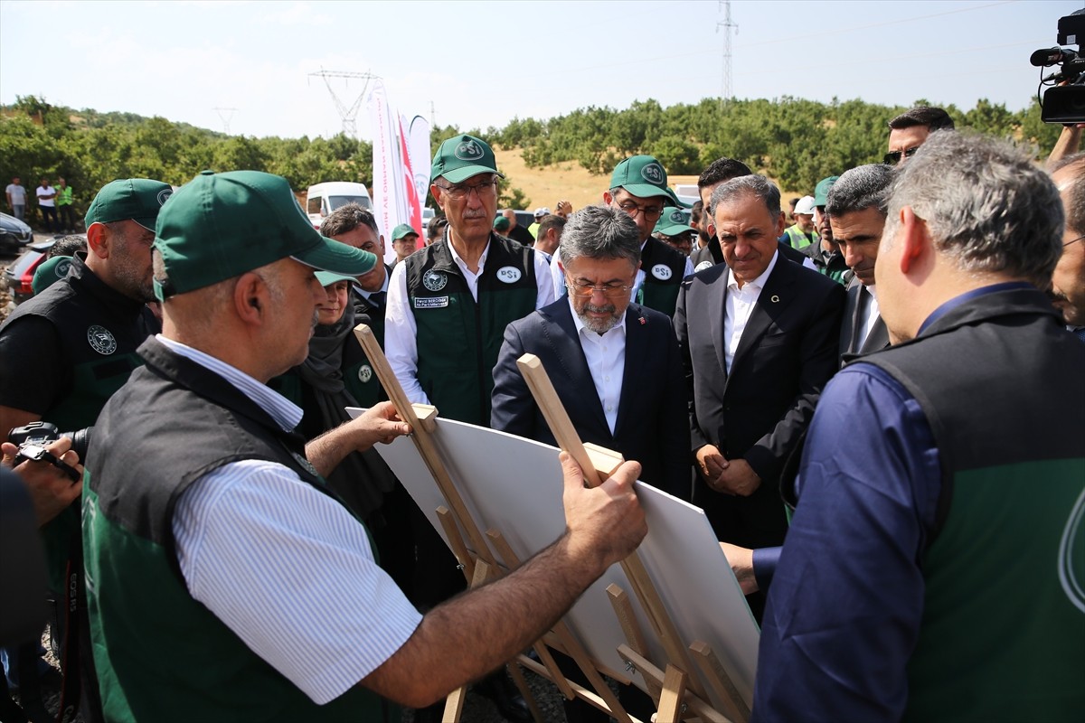 Tarım ve Orman Bakanı İbrahim Yumaklı (sol 6), Bingöl temasları kapsamında, Devlet Su İşleri (DSİ)...