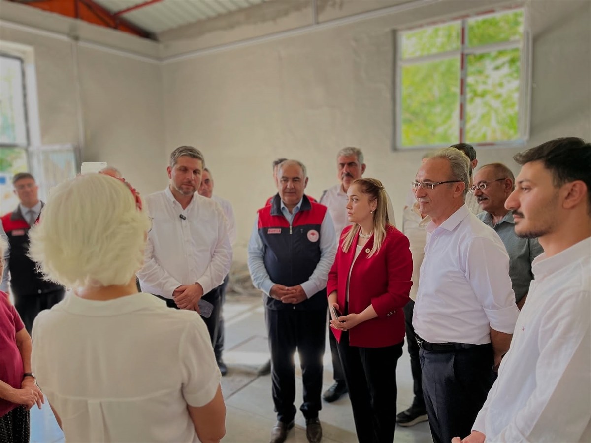 Tarım ve Orman Bakanlığınca, Elazığ'ın Ağın ilçesinde çıkan yangında leblebi üretim tesisi zarar...