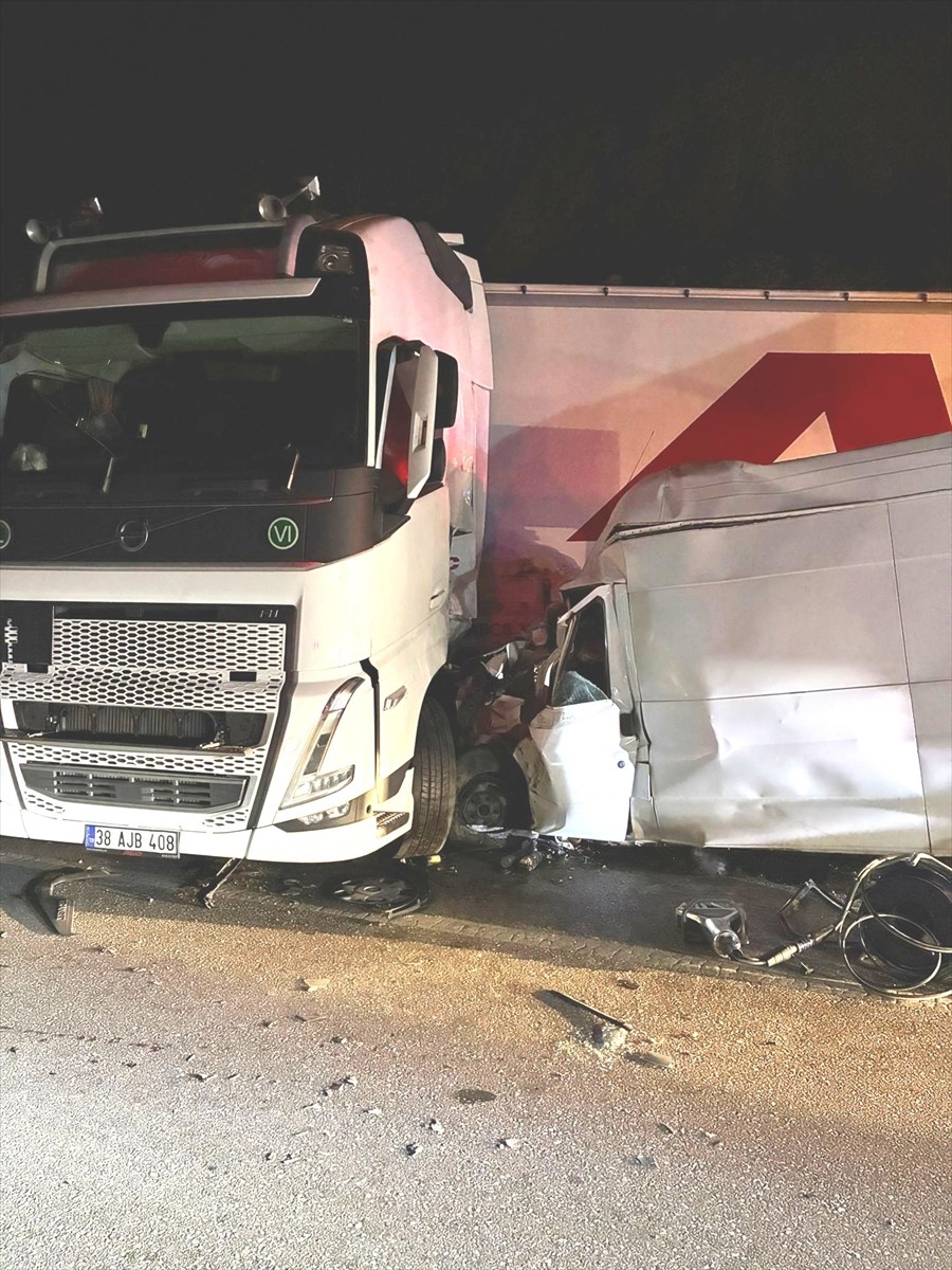 Tarsus-Adana-Gaziantep (TAG) Otoyolu'nda meydana gelen trafik kazasında 1 kişi öldü, 1 kişi...