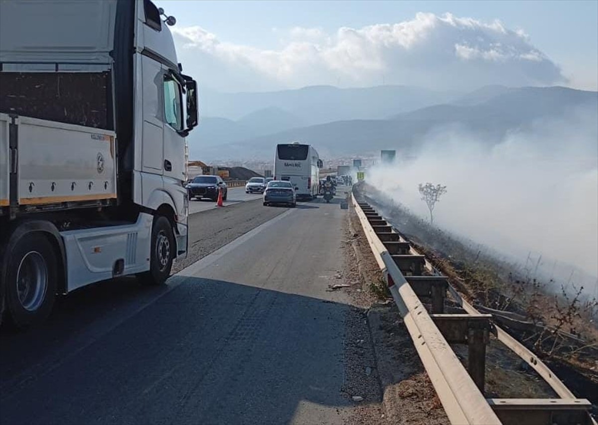Tarsus-Adana-Gaziantep (TAG) Otoyolu Nurdağı ilçesinde otoban kenarında başlayan örtü yangını...