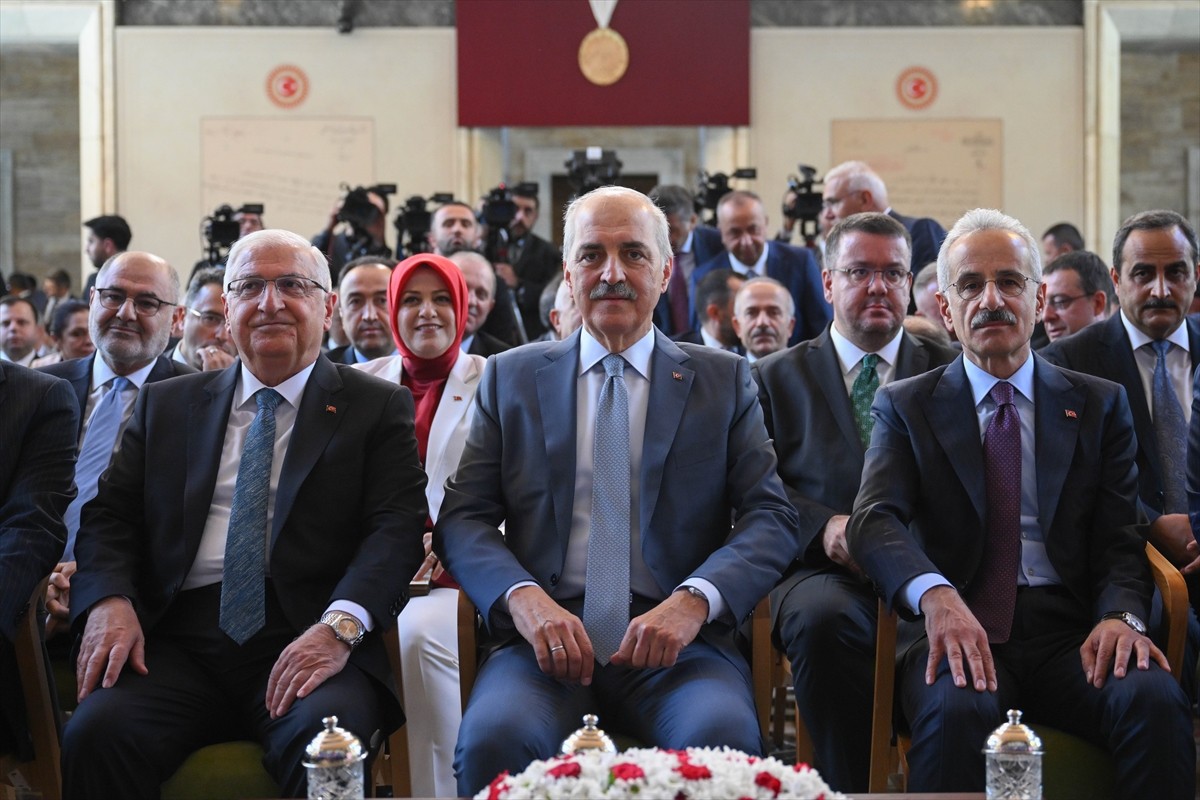 TBMM Başkanı Numan Kurtulmuş (ortada), Milli Savunma Bakanı Yaşar Güler (solda) ve Ulaştırma ve...