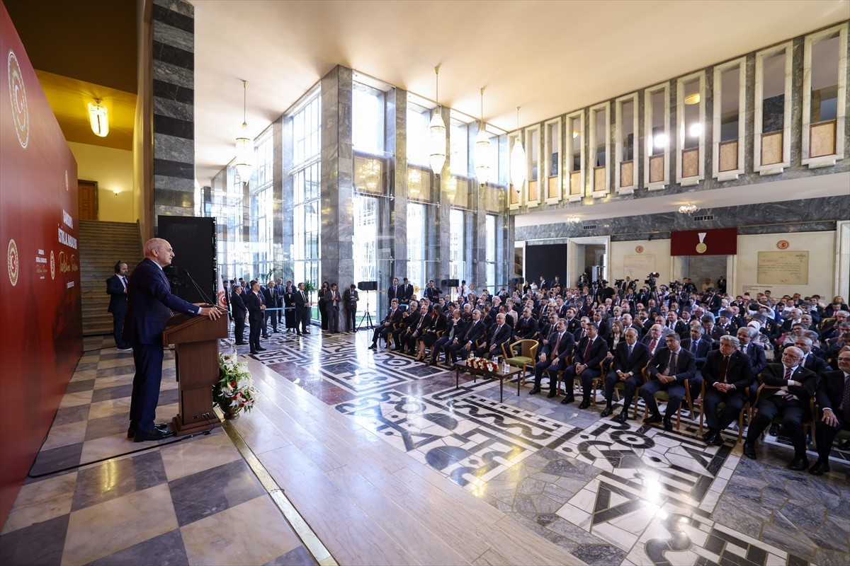 TBMM Başkanı Numan Kurtulmuş (sol 4), TBMM Şeref Holü’nde düzenlenen Samsun’a İstiklal Madalyası...