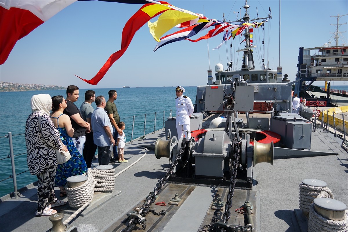 Tekirdağ'da 30 Ağustos Zafer Bayramı dolayısıyla Deniz Kuvvetleri Komutanlığı mayın avlama gemisi...