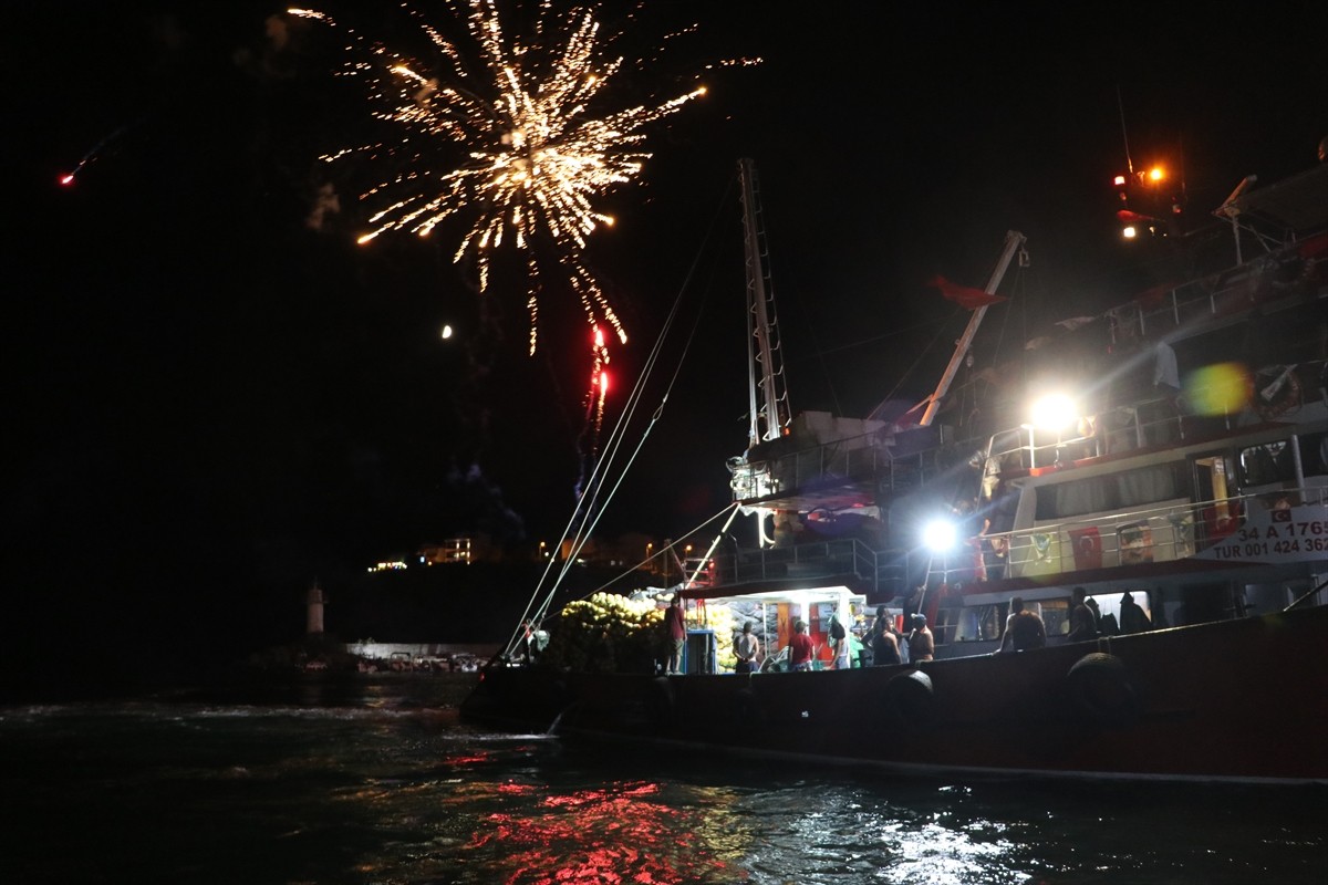 Tekirdağ'da balıkçılar, balık avına dualarla uğurlandı. Tekirdağ Büyükşehir Belediyesince av...