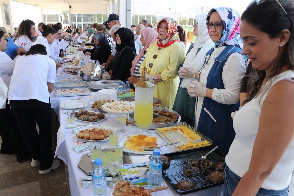 Tekirdağ'da "33. Ayçiçeği Festivali" kapsamında "Ayçiçeği Lezzet Yarışması" düzenlendi. Hayrabolu...