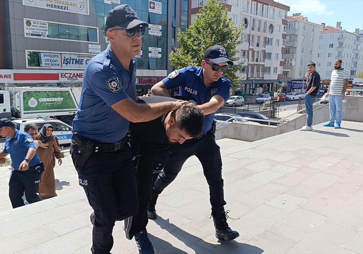 Tekirdağ'ın Çerkezköy ilçesinde düzenlenen uyuşturucu operasyonunda gözaltına alınan 2 şüpheliden...