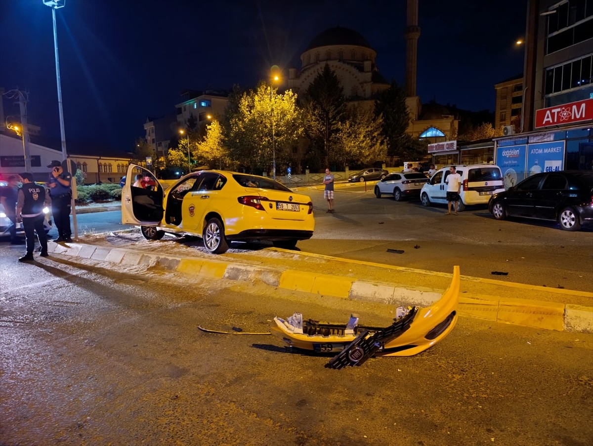 Tekirdağ'ın Çerkezköy ilçesinde gasbettikleri taksiyle kaza yaptıktan sonra yakalanan iki zanlı...