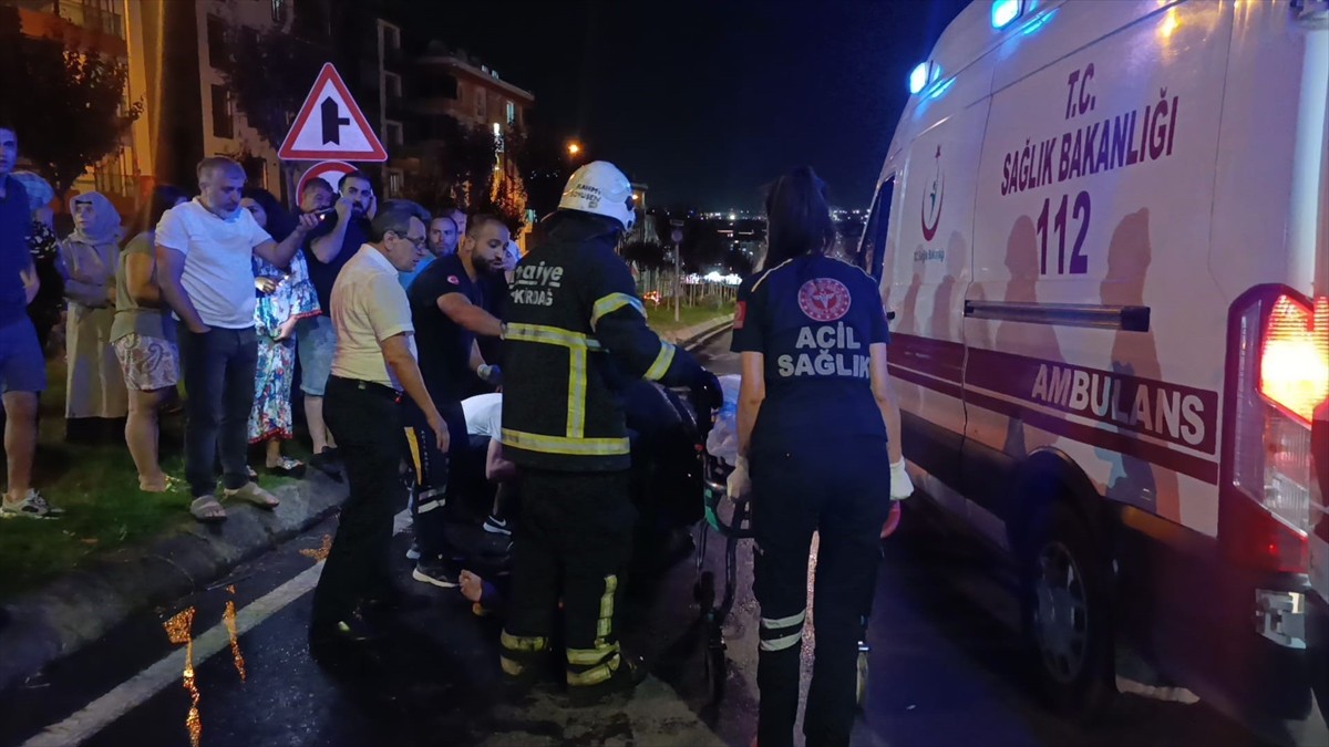 Tekirdağ'ın Çerkezköy ilçesinde otomobilin yaya geçidinde çarptığı 2 kadın yaralandı. Kaza yerine...