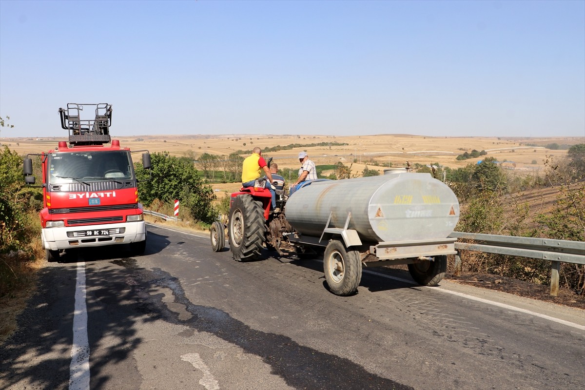Tekirdağ'ın Süleymanpaşa ilçesinde anızdan ağaçlık alana sıçrayan yangın söndürüldü. İhbar üzerine...
