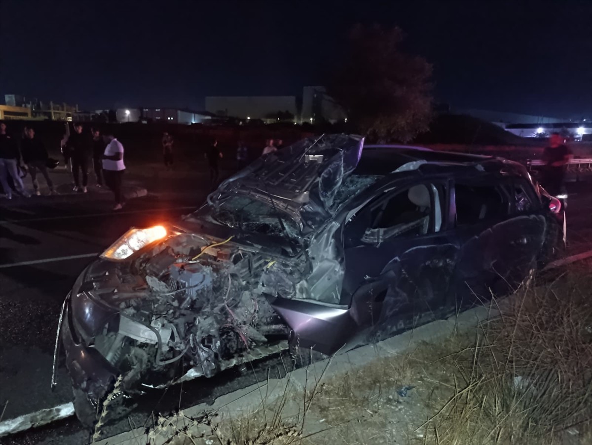 Tekirdağ’ın Çerkezköy ilçesinde aydınlatma direğine çarpan otomobilde 1 kişi hayatını kaybetti, 2...